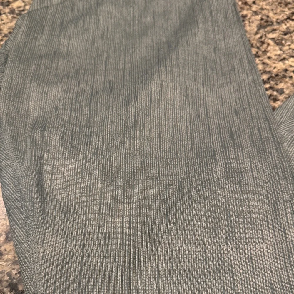 BNWOT Lululemon athletica Green Leggings Size 10 - Picture 2 of 8
